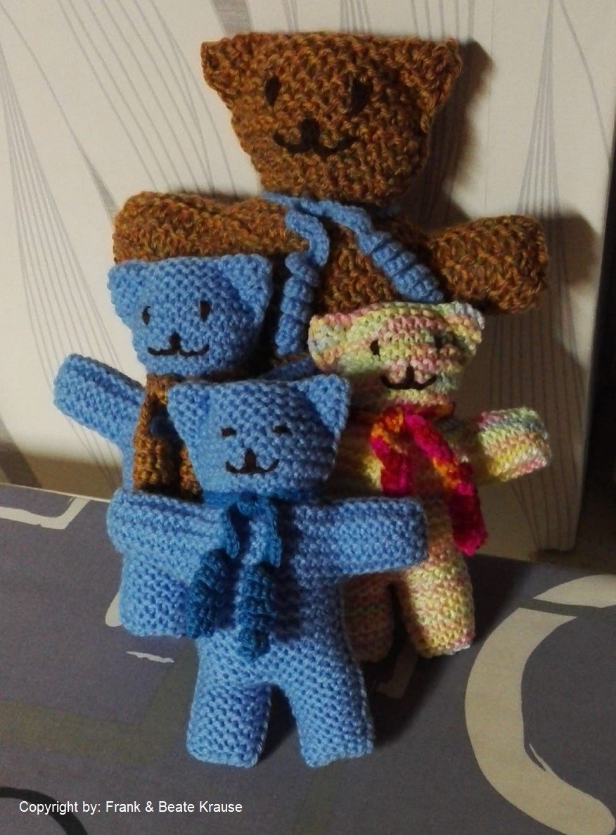 Ein Bild mit handgestrickten Teddys mit Erlös für Bärenherz