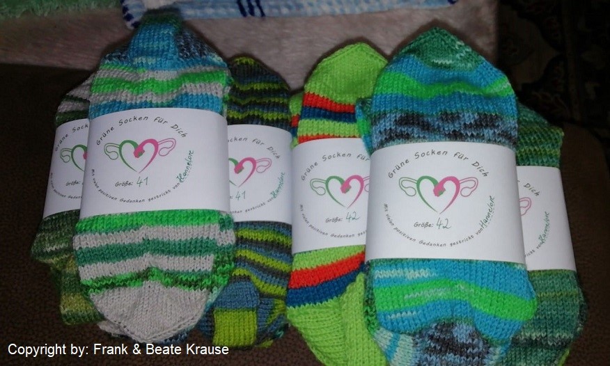 Verschiedene handgestrickte grüne Socken